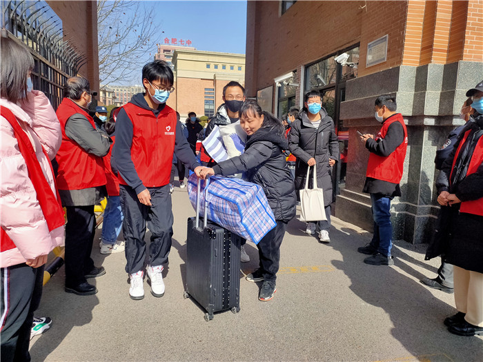 團(tuán)委:離校步履總匆忙，志愿服務(wù)暖心房(圖2)