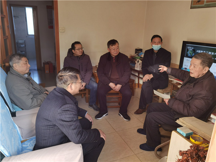 鄧宗國(guó)率領(lǐng)校黨委領(lǐng)導(dǎo)班子成員慰問(wèn)看望部分老同志(圖5)