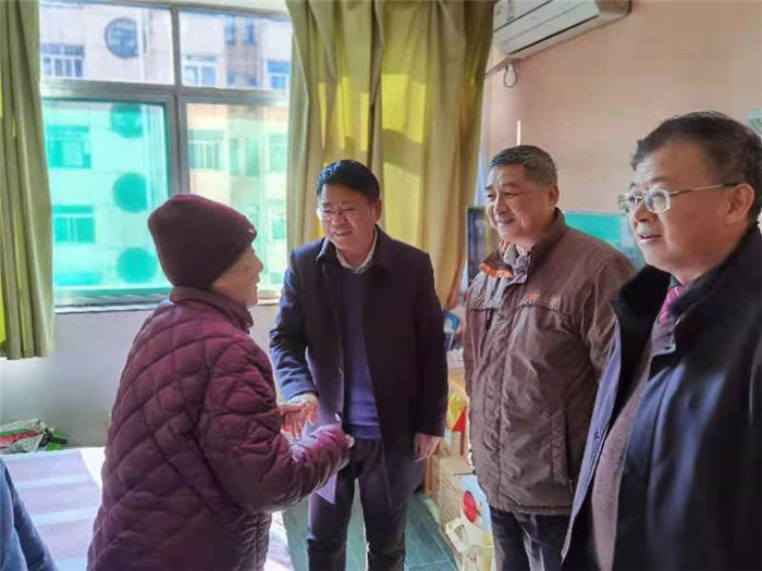 鄧宗國(guó)率領(lǐng)校黨委領(lǐng)導(dǎo)班子成員慰問(wèn)看望部分老同志(圖2)