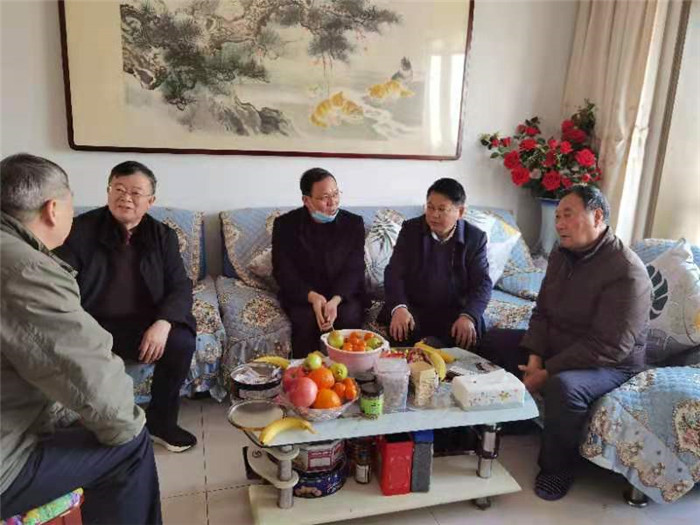 鄧宗國(guó)率領(lǐng)校黨委領(lǐng)導(dǎo)班子成員慰問(wèn)看望部分老同志(圖4)