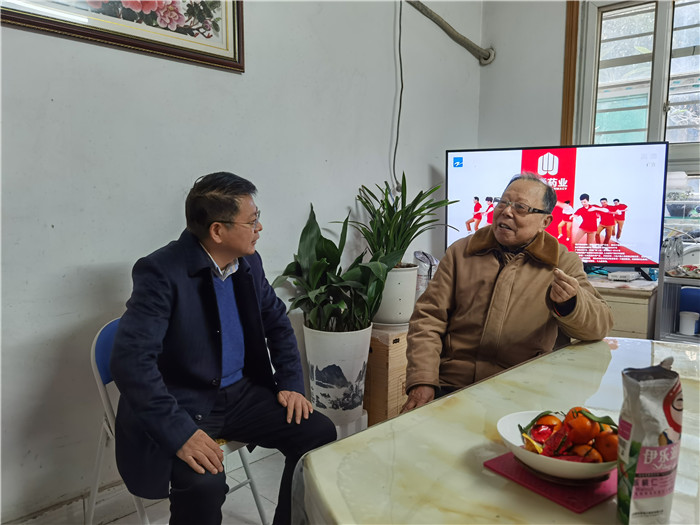 鄧宗國(guó)率領(lǐng)校黨委領(lǐng)導(dǎo)班子成員慰問(wèn)看望部分老同志(圖1)