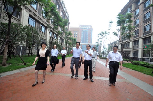 市人大副主任闞建華、市政協(xié)副主席程曉舫、市教育局局長(zhǎng)徐靜平等領(lǐng)導(dǎo)考察新校