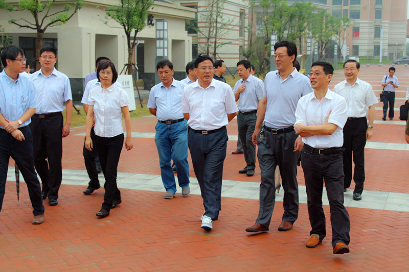 省委常委、市委書(shū)記吳存榮調(diào)研合肥七中新校(圖2)