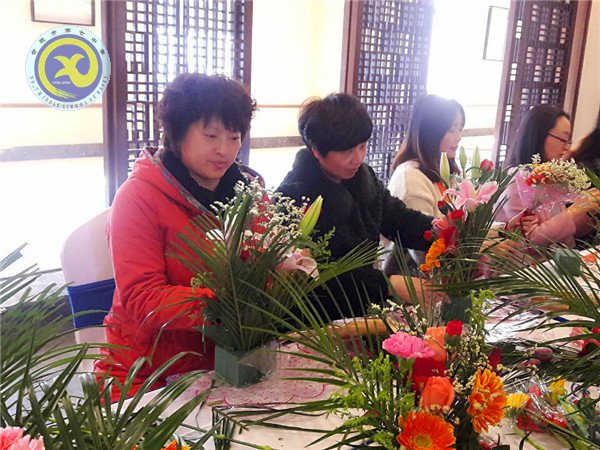 插花醉舞春風(fēng)里，花香花語慶三八(圖1)