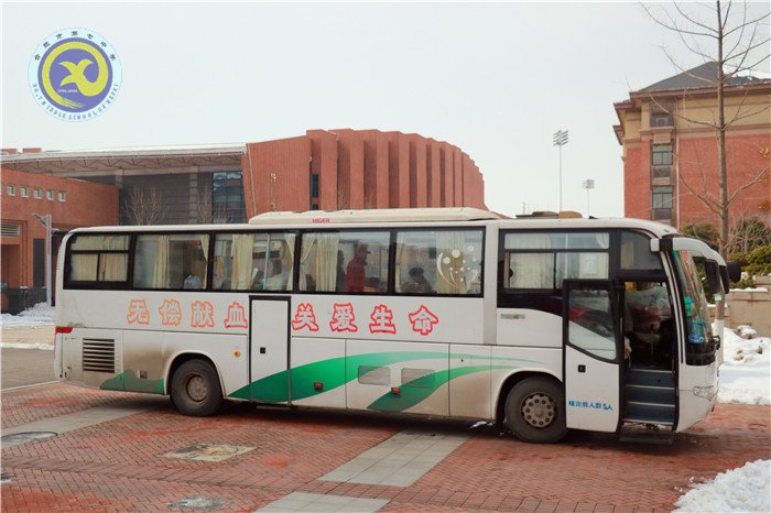 獻(xiàn)血車開進(jìn)校園，愛心溢滿人間(圖1)
