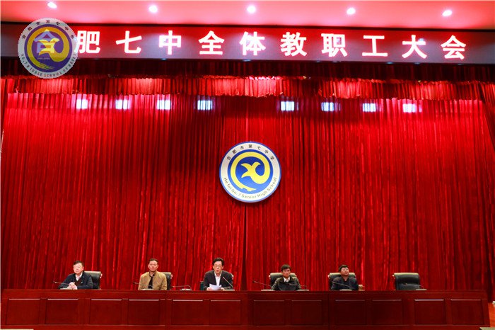 手執(zhí)奮進(jìn)之筆，譜寫師德風(fēng)采(圖1)