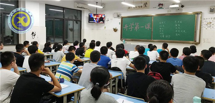 開學(xué)一課開啟奮斗 慎思篤行創(chuàng)造未來(lái)(圖1)