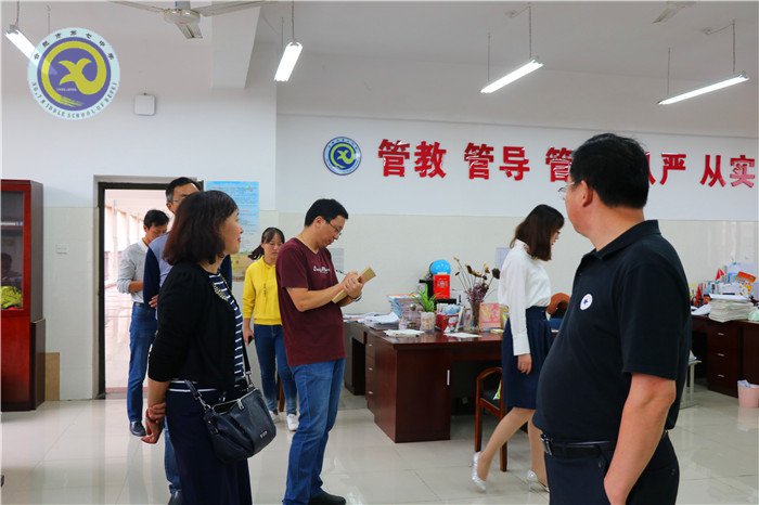 辦公環(huán)境大檢查 校園綻放文明花(圖1)