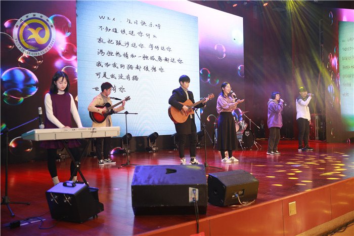 科技點(diǎn)夢想 文藝綴青春 芳華迎新年(圖10)