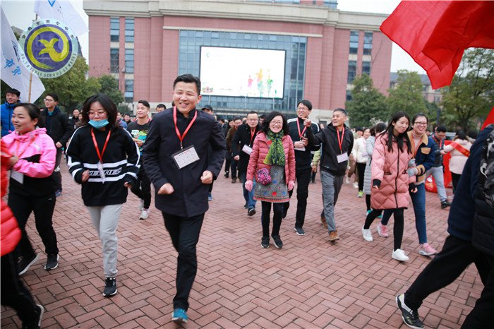 懷揣夢想再出發(fā) 攜手并進齊奔跑(圖2)