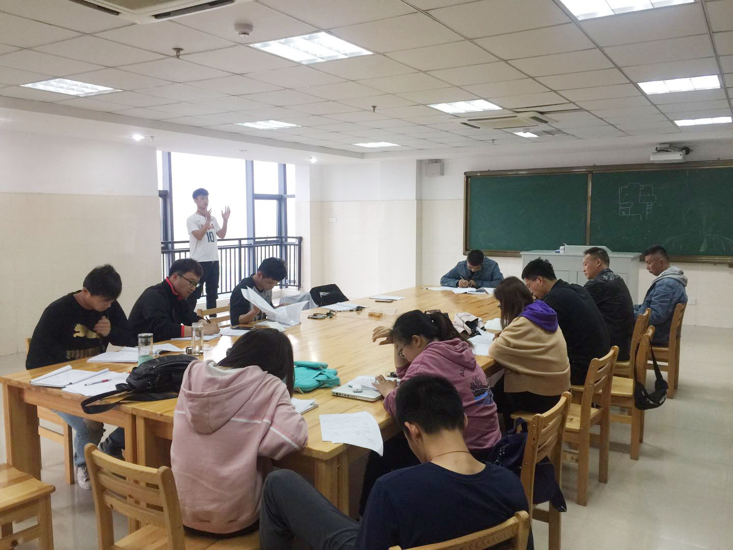 青年教師無生上課，提升體育課堂品質(zhì)(圖1)