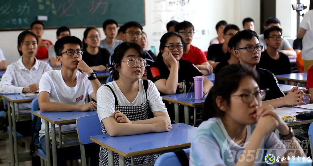 萬(wàn)家熱線：感人！實(shí)拍合肥七中畢業(yè)班最后一課：班級(jí)大合唱《明天你好》（組圖）(圖1)