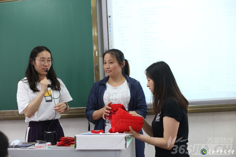 萬(wàn)家熱線：感人！實(shí)拍合肥七中畢業(yè)班最后一課：班級(jí)大合唱《明天你好》（組圖）(圖4)