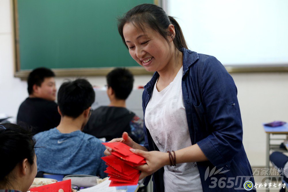 萬(wàn)家熱線：感人！實(shí)拍合肥七中畢業(yè)班最后一課：班級(jí)大合唱《明天你好》（組圖）(圖5)