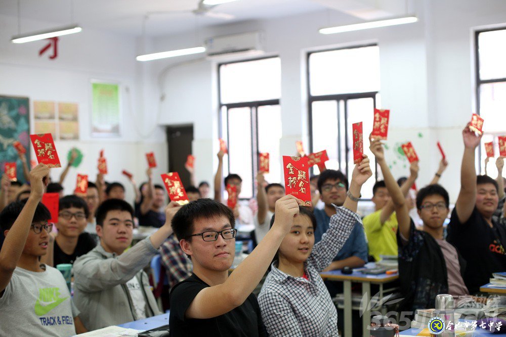 萬(wàn)家熱線：感人！實(shí)拍合肥七中畢業(yè)班最后一課：班級(jí)大合唱《明天你好》（組圖）(圖9)