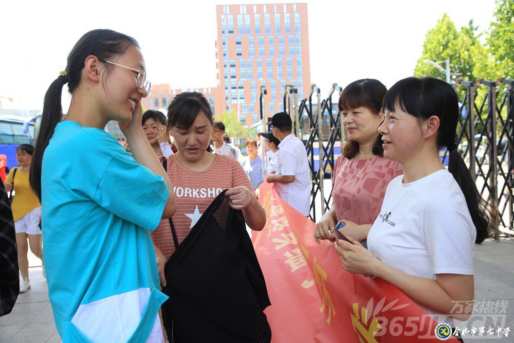 萬(wàn)家熱線：感人！實(shí)拍合肥七中畢業(yè)班最后一課：班級(jí)大合唱《明天你好》（組圖）(圖14)