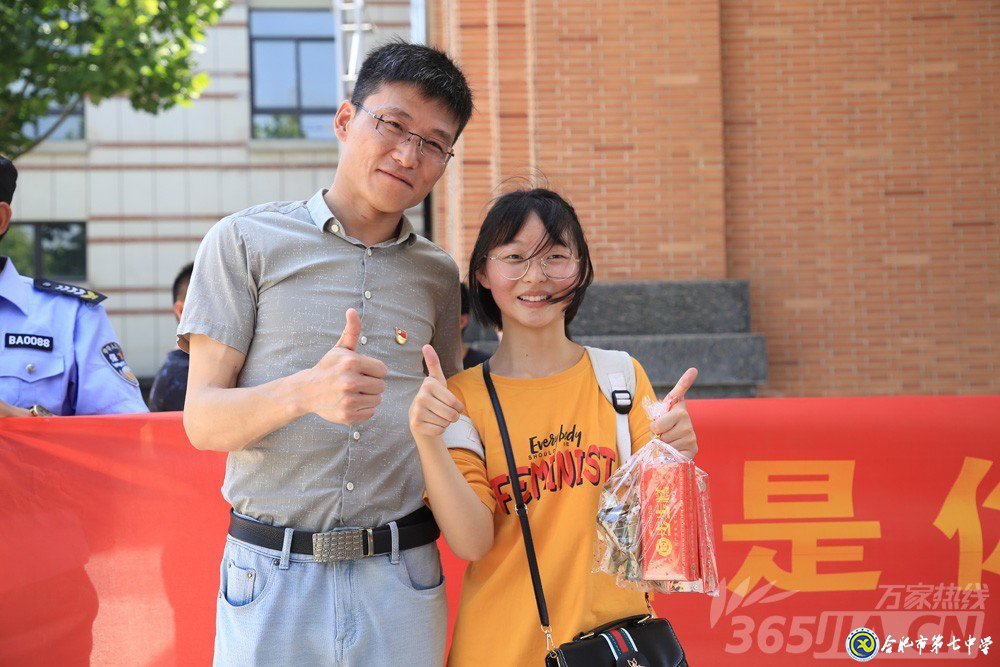 萬(wàn)家熱線：感人！實(shí)拍合肥七中畢業(yè)班最后一課：班級(jí)大合唱《明天你好》（組圖）(圖15)