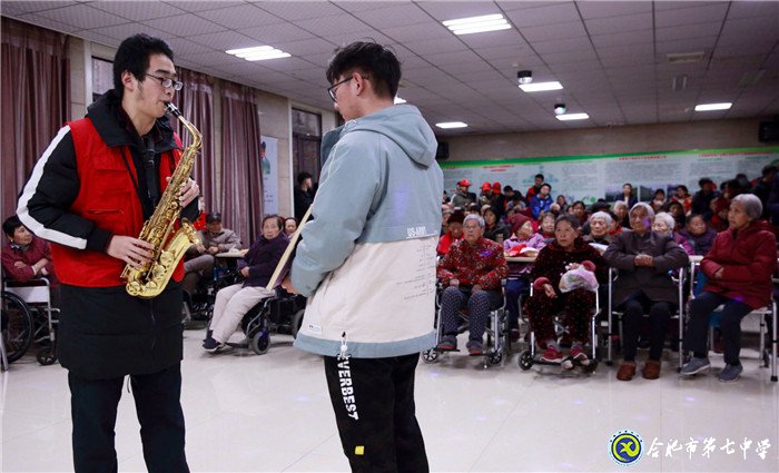 安徽商報：合肥七中愛心志愿者服務(wù)隊用“愛”溫暖孤殘老人(圖2)