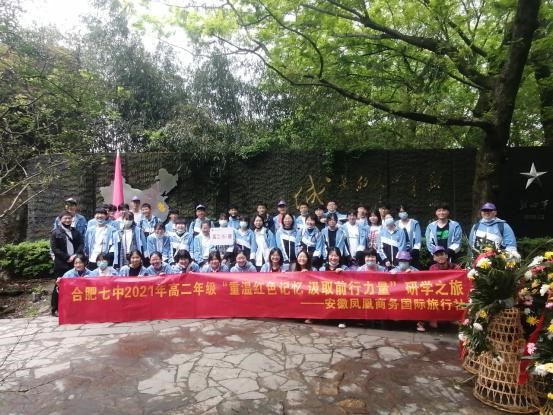 “莫倚高枝縱繁白，也須回首顧螳螂。”(圖1)
