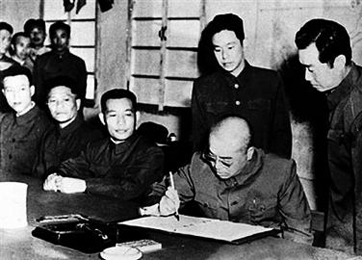 1953年7月27日，彭德懷在朝鮮停戰(zhàn)協(xié)定上簽字.png