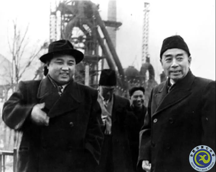 △周恩來在金日成陪同下參觀興南化肥廠。.jpg