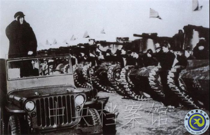1949年3月25日，毛澤東在西苑機場檢閱中國人民解放軍坦克部隊。（中央檔案館供圖）.jpg