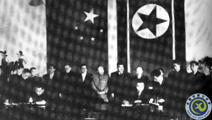 △周恩來和金日成在有關(guān)志愿軍撤軍回國的聯(lián)合聲明上簽字。.jpg