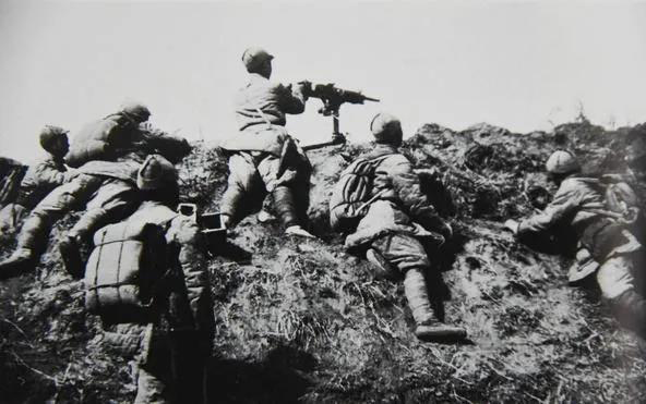 △百團(tuán)大戰(zhàn)，獅腦山戰(zhàn)斗中的我軍機(jī)槍陣地.jpg