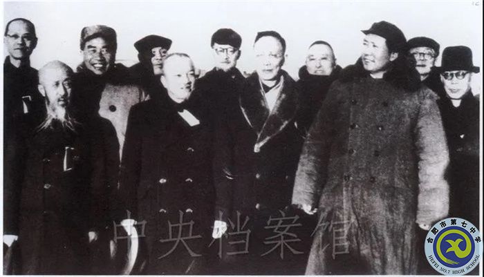 毛澤東、朱德、董必武、林伯渠同馬敘倫、黃炎培、郭沫若等在西苑機場的合影。（中央檔案館供圖）.jpg