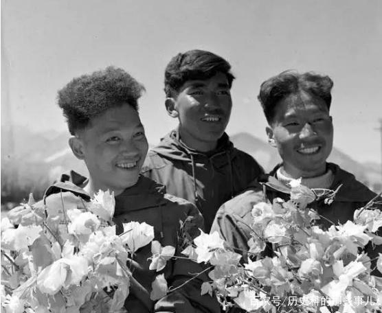 △1960年5月25日凌晨4點(diǎn)20分，中國登山隊(duì)隊(duì)員成功登上珠穆朗瑪峰。（右起）王富洲、貢布（藏族）和屈銀華.png
