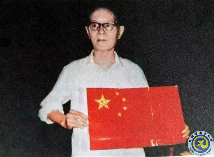 1950年9月，中央人民政府辦公廳給曾聯(lián)松寄送公函，正式告知他就是國旗的設(shè)計(jì)者，并隨信附帶了500萬元舊幣（500元）作為酬謝。.jpg