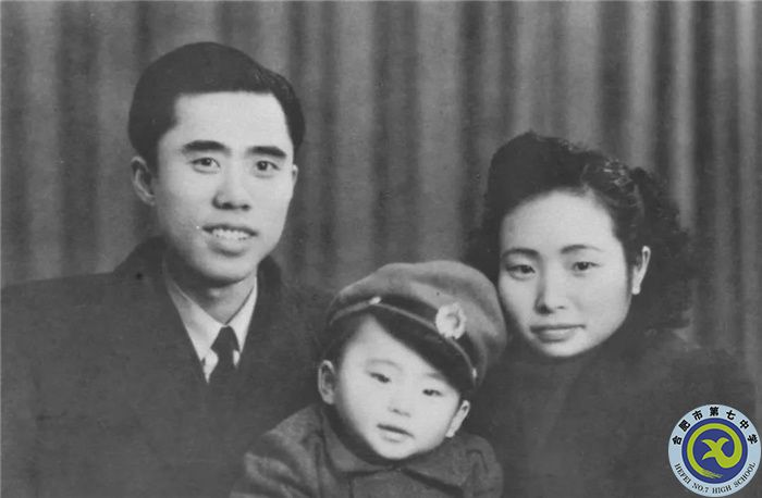 △江姐和丈夫彭詠梧、兒子彭云的合影.jpg
