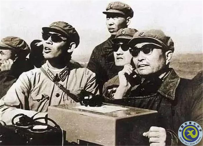 △張愛萍上將手拿話筒，眼觀蘑菇云，正向首都北京匯報喜訊.jpg