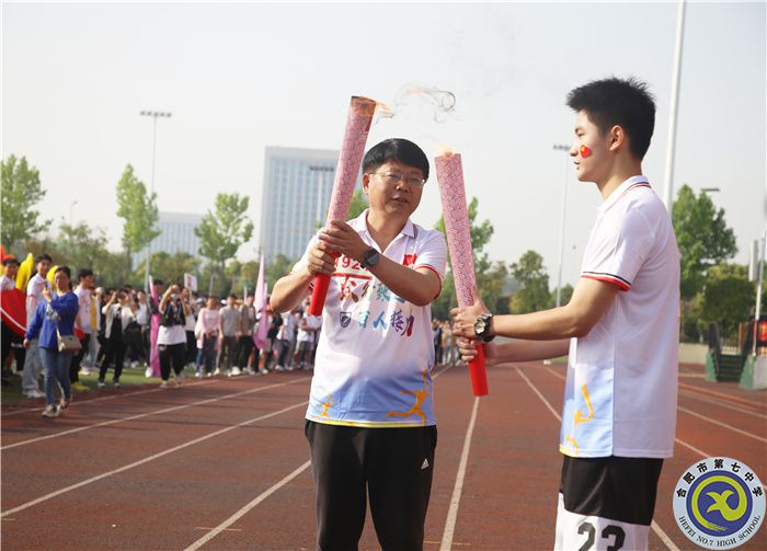 鄧宗國校長手持火炬，開始第一棒接力.jpg