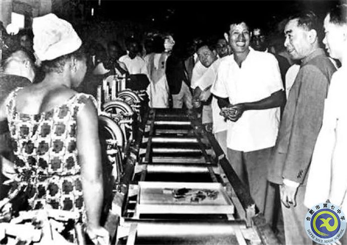 △1964年1月，周總理在訪問幾內(nèi)亞時參觀中國援建的卷煙廠和火柴廠.jpg