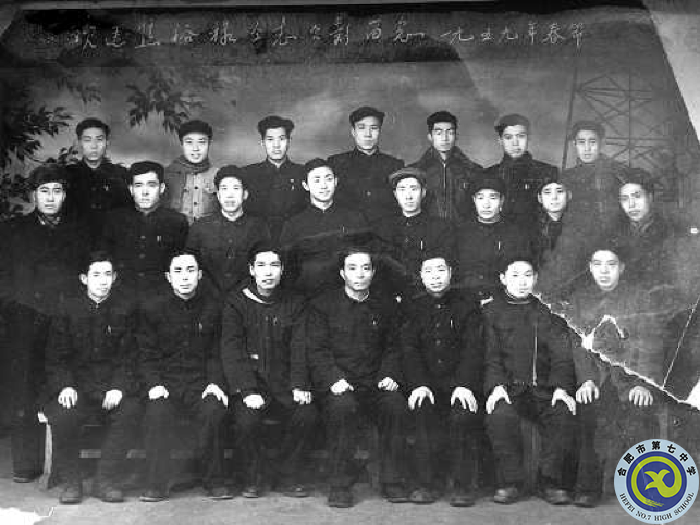 △1959年，焦裕祿與一金工車間的部分工友合影留念（前排左四為焦裕祿）.png
