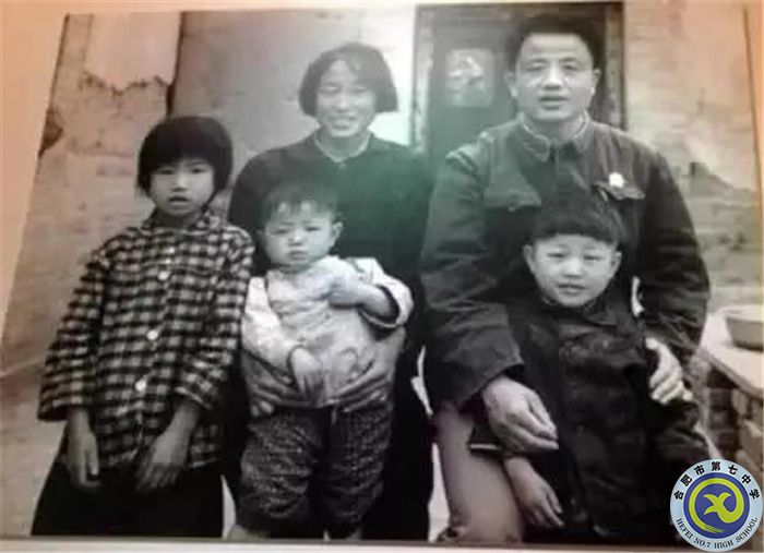 △1979年，孔繁森赴西藏工作時，家屬都在農村，三個孩子中最大的只有8歲，最小的只有兩歲。.jpg