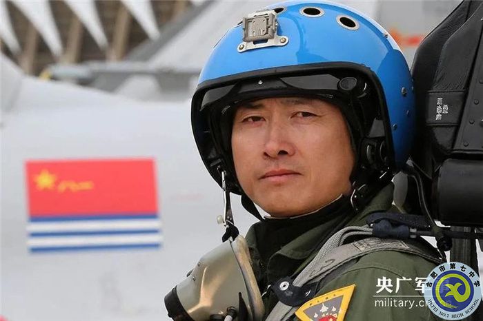 △戴明盟，海軍某艦載機綜合試驗訓(xùn)練基地司令員，曾獲“航母戰(zhàn)斗機英雄試飛員”榮譽稱號，我國駕駛殲-15在“遼寧艦”成功著艦第一人。.jpg