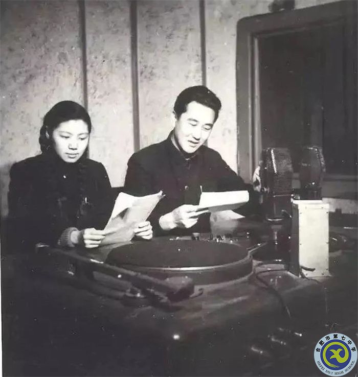 △五十年代初，齊越和潘捷正在播音.jpg