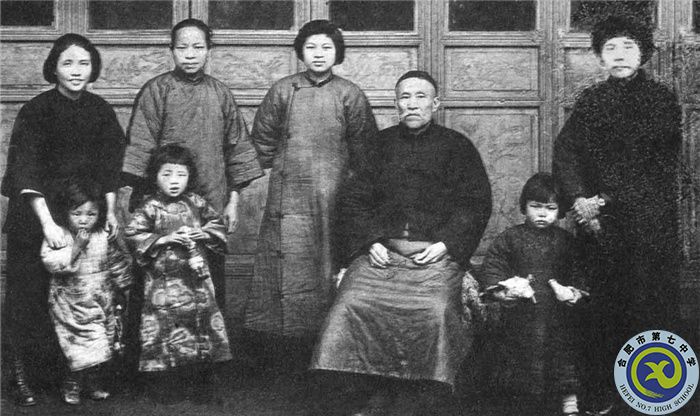 △1927年3月，向警予從莫斯科學(xué)習(xí)回國，從廣州趕赴武漢，途經(jīng)長沙時(shí)看望了蔡家親人和兩個(gè)孩子，這也是唯一一張全家合照。前排左一為蔡博，左二為蔡妮，后排左一為向警予。（向警予同志紀(jì)念館提供）.jpg