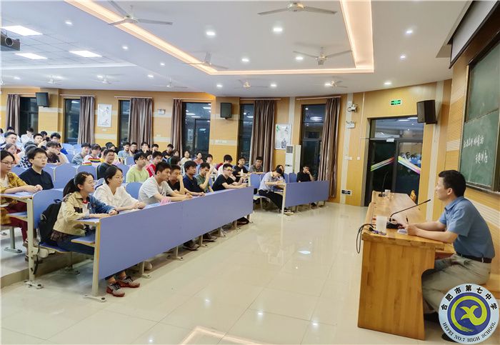 高三級部宋華俊主任在給學生減壓疏導.jpg