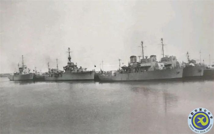 △人民解放軍海軍成立之初，當時只有少量國民黨軍遺棄的艦船，還有接收愛國將領(lǐng)官兵起義駛回的兵艦.jpg