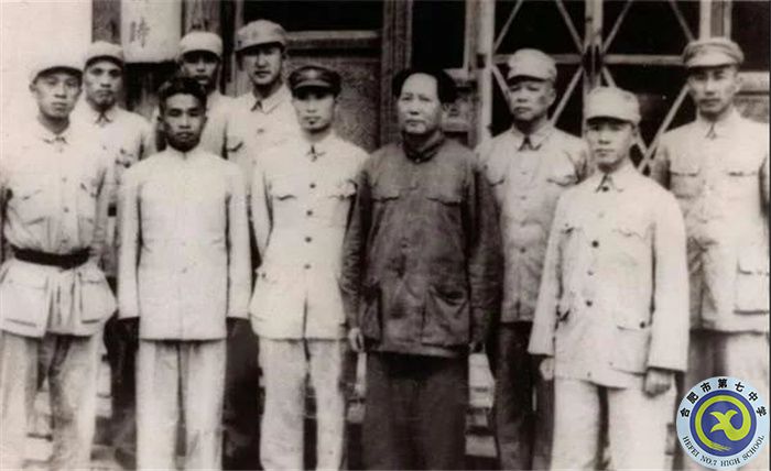 △1949年8月，毛澤東主席接見華東軍區(qū)海軍代表。前排左三為張愛萍，前排左一為黃勝天.jpg