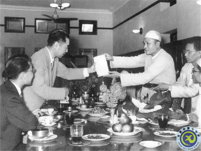 △1954年6月，周恩來(lái)訪問(wèn)緬甸時(shí)同緬甸總理吳努在一起。.jpg