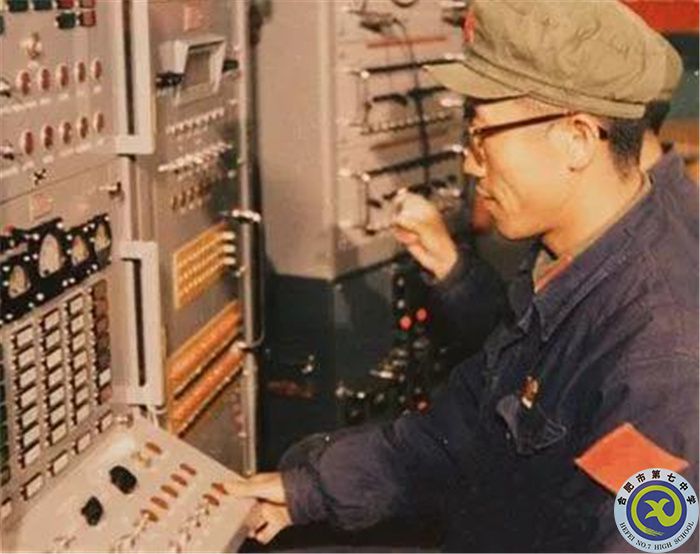 △1970年4月24日21時(shí)35分，發(fā)射控制臺操縱員胡世祥按下發(fā)射按鈕，“東方紅一號”隨后升天.jpg