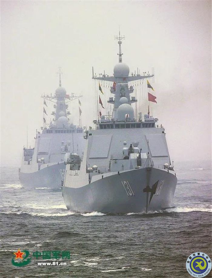 △人民海軍成立70周年海上閱兵，受閱艦艇破浪駛來.jpg