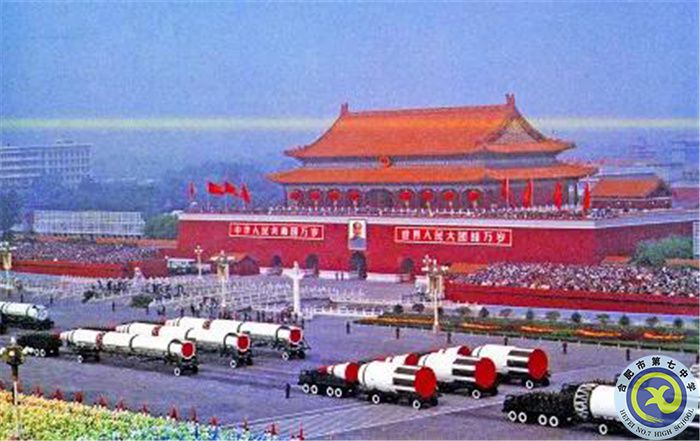 △1984年10月1日，國(guó)慶35周年閱兵式上通過天安門廣場(chǎng)的導(dǎo)彈方陣.jpg