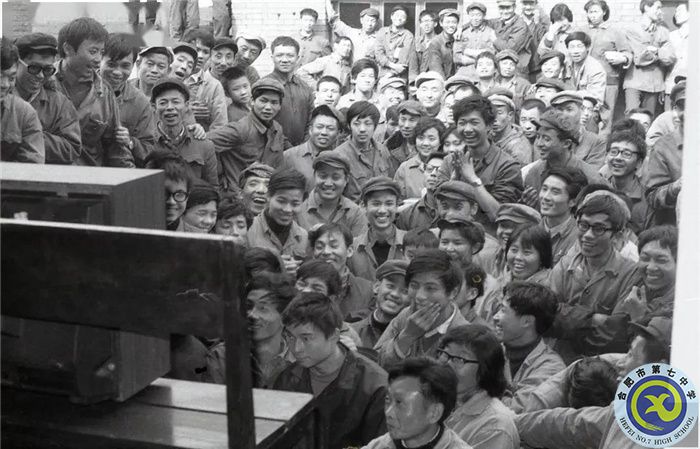 △1981年11月16日，成都職工觀看中國(guó)女排奪冠電視節(jié)目.jpg