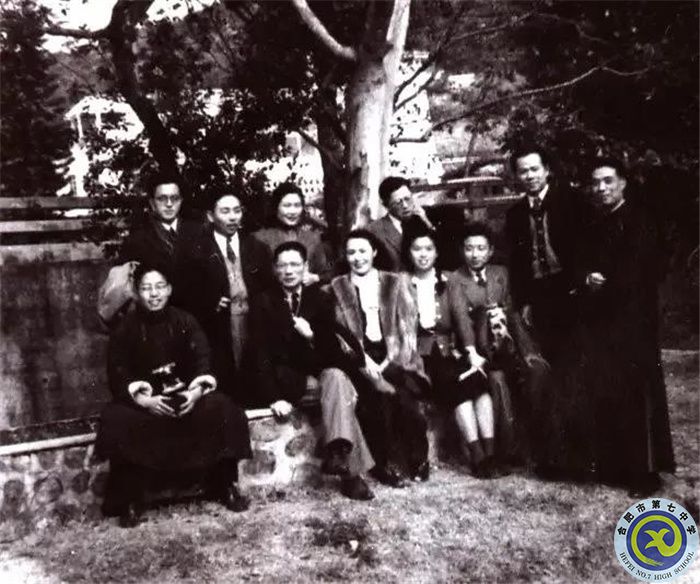 △文藝界人士在香港淺水灣蕭紅墓前合影（前排左起：丁聰、夏衍、白楊、沈寧、葉以群、周而復、陽翰笙。后排左起：張駿祥、吳祖光、張瑞芳、曹禺）.jpg