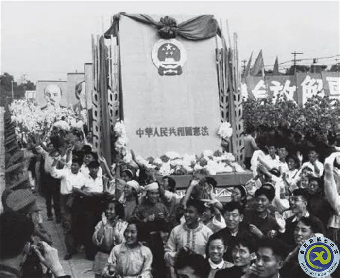 △1954年國(guó)慶節(jié)，游行群眾抬著《中華人民共和國(guó)憲法》模型通過(guò)天安門.jpg